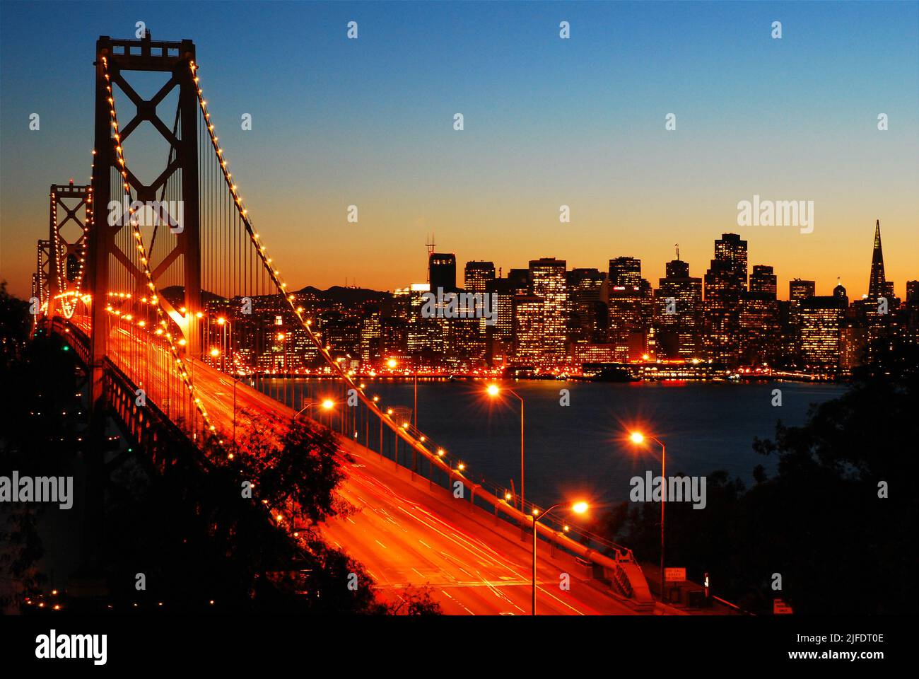 Le San Francisco Bay Bridge relie la ville à Oakland via Yurba Buena Island, transportant des voitures à travers la baie de San Francisco Banque D'Images