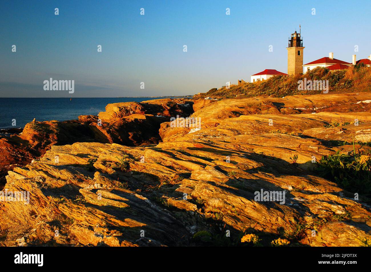 Le phare de Beavertail se trouve à l'extrémité sud de l'île Ear Jamestown et Newport, Rhode Island, avec vue sur la baie de Narraganset Banque D'Images