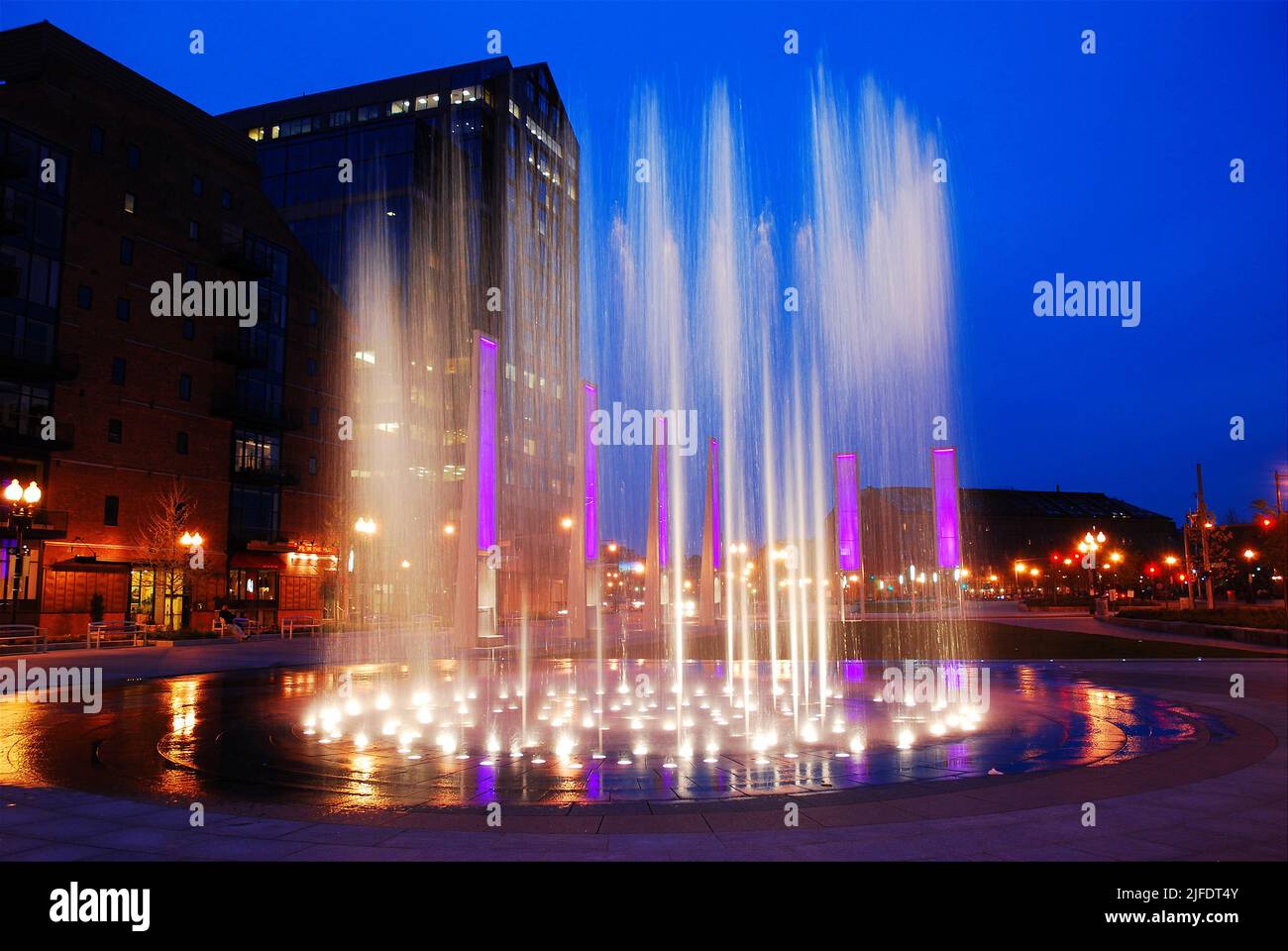 Les fontaines pulvérisent des jets d'eau dans le ciel nocturne d'un parc créé par le Big Dig à Boston, qui fait maintenant partie de la ceinture verte de la ville Banque D'Images