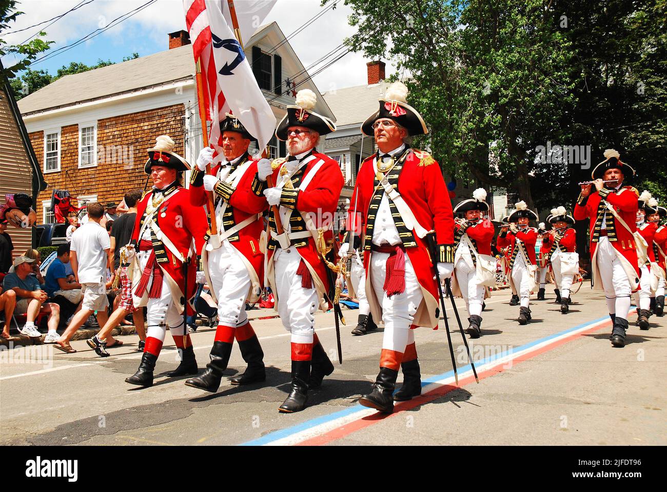 Une troupe de Redcoats marche dans une parade du 4 juillet à Bristol, Rhode Island, dit être la plus ancienne parade continue de jour de l'indépendance en Amérique Banque D'Images