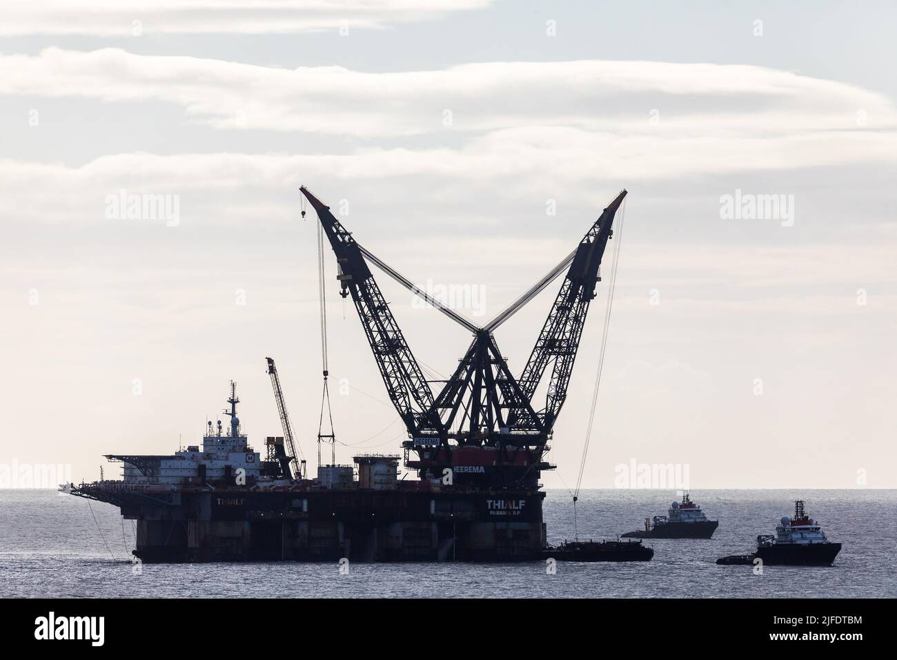 Ancien chef de Kinsale, Cork, Irlande. 02nd juillet 2022. Le navire de grue semi-submersible Thialf avec des remorqueurs Bylgia et Kolga a ancré au Old Head of Kinsale, Co. Cork, Irlande. Le navire de grue a été impliqué dans le déclassement offshore des champs de gaz de Kinsale où la production de gaz naturel au champ de gaz de Kinsale Head, a cessé après 42 ans - Credit; David Creedon / Alay Live News Banque D'Images