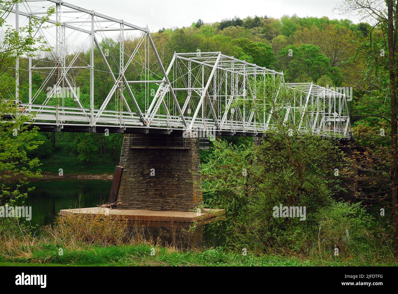 Le pont de Dingmans Ferry, un pont en acier qui traverse le fleuve Delaware depuis la Pennsylvanie et le New Jersey, est l'un des derniers ponts privés à péage Banque D'Images