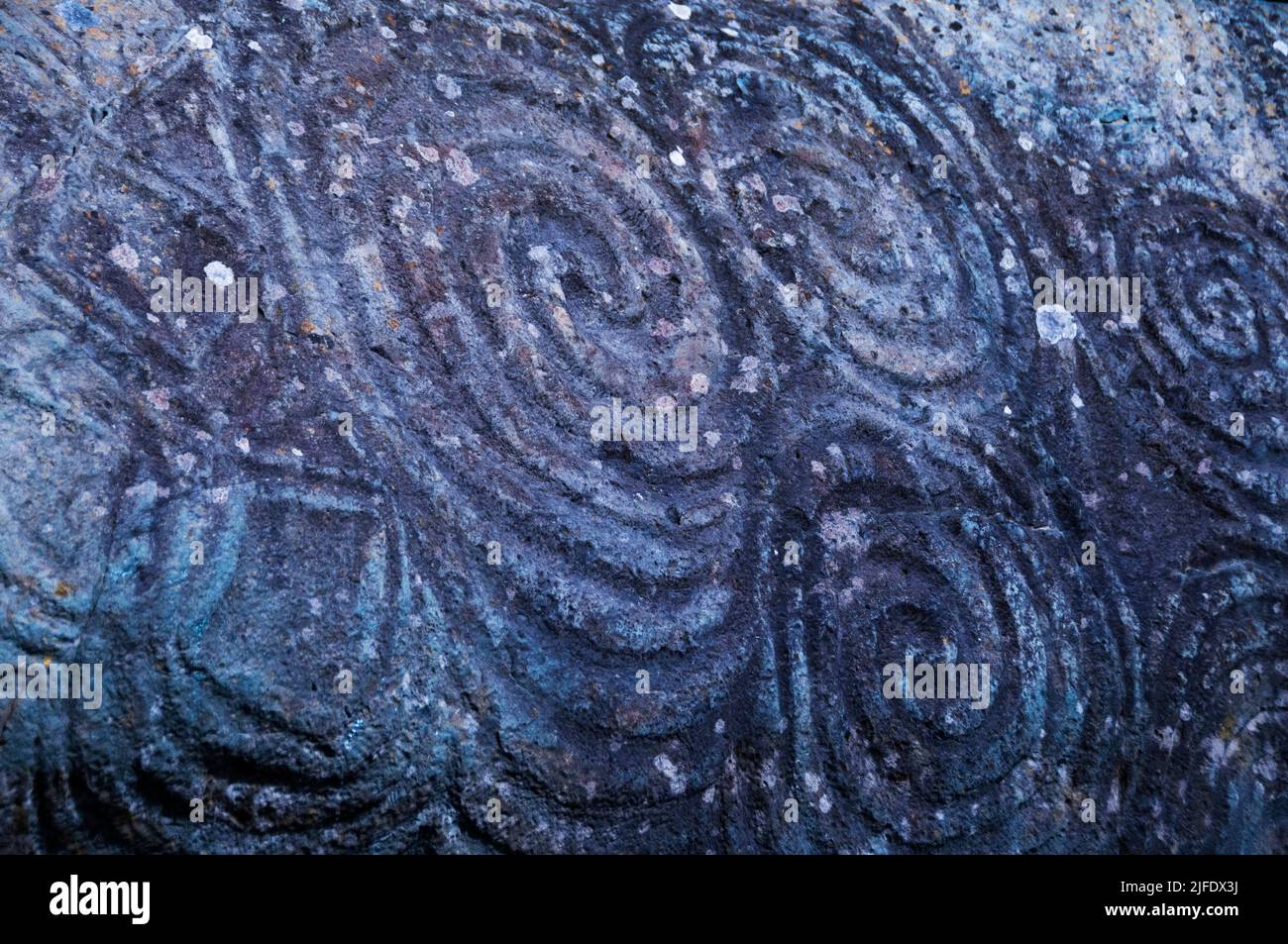Art rupestre néolithique sculpté dans la pierre au Newgrange Monument à Boyne Vallery, Irlande. Banque D'Images