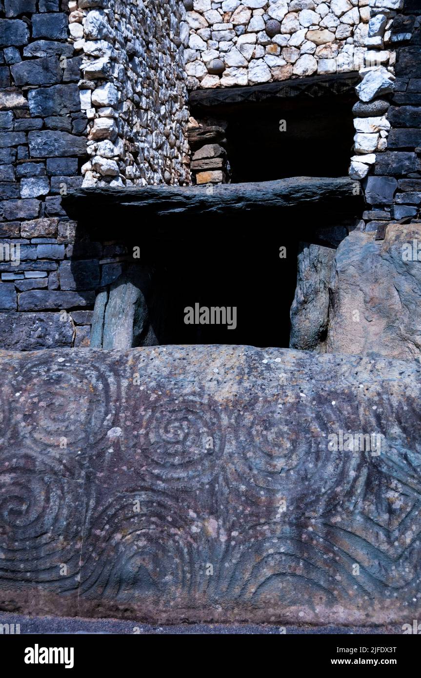 L'entrée de l'âge de pierre à Newgrange en Irlande est couverte de mégalithique divisé Banque D'Images