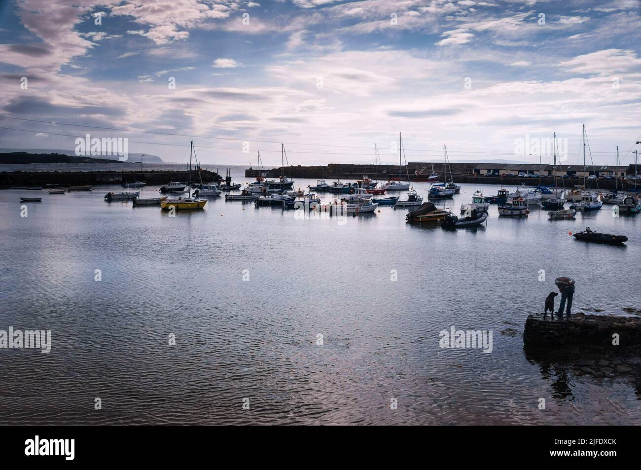 Les journées se terminent dans le port de Portrush en Irlande du Nord sur la côte d'Antrim. Banque D'Images