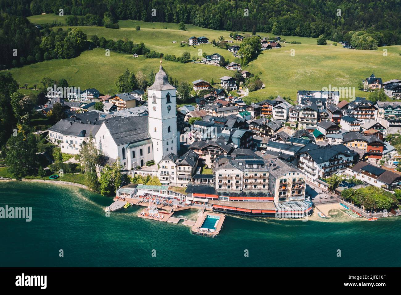 St. Wolfgang am Wolfgangsee im Salzkammergut, Österreich. Luftaufnahme des berühmten Tourismus Ortes im Sommer. Banque D'Images