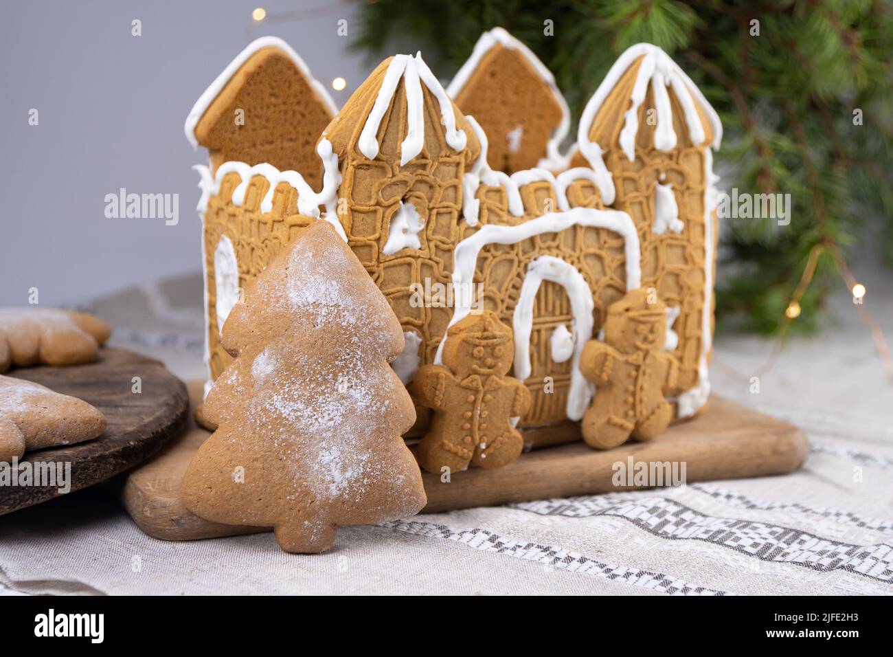 Maison de pain d'épice et biscuits pâtisserie de noël. Pâte de gingembre pour la nouvelle année. Dessert sucré. Pain d'épice en forme d'arbre de Noël. Banque D'Images