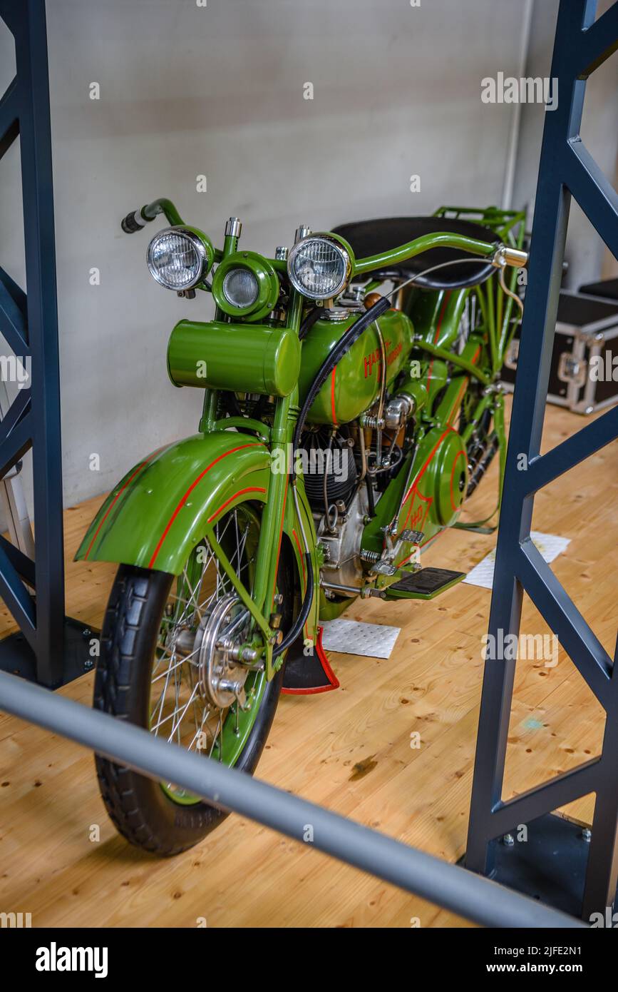 SINSHEIM, ALLEMAGNE - MAI 2022: Moto verte Harley Davidson Type J 1929 23ps Banque D'Images