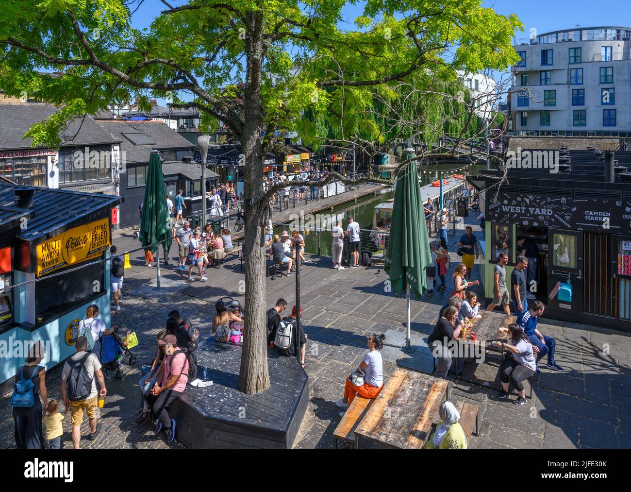 Street food stands à Camden Lock, marché de Camden, Londres, Angleterre, Royaume-Uni Banque D'Images