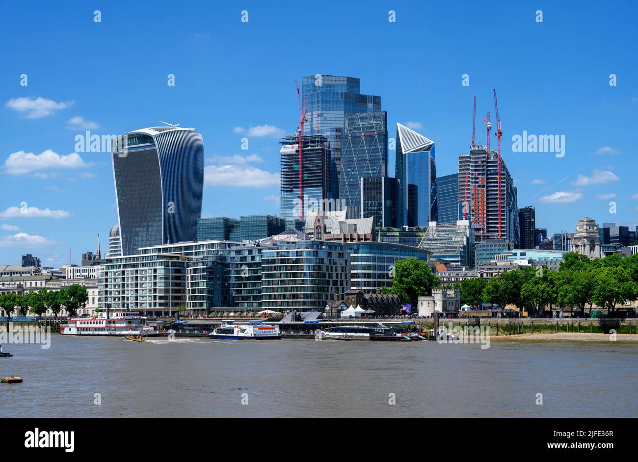 Vue sur la ville de Londres depuis la rive sud avec une rue Fenchurch (bâtiment Walkie Talkie) au premier plan, la Tamise, Londres, Angleterre, Royaume-Uni Banque D'Images