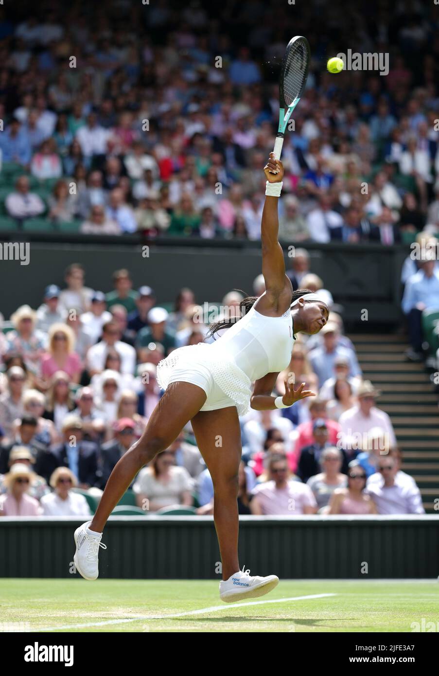 Coco Gauff servant contre Amanda Anisimova pendant le sixième jour des Championnats de Wimbledon 2022 au All England Lawn tennis and Croquet Club, Wimbledon. Date de la photo: Samedi 2 juillet 2022. Banque D'Images