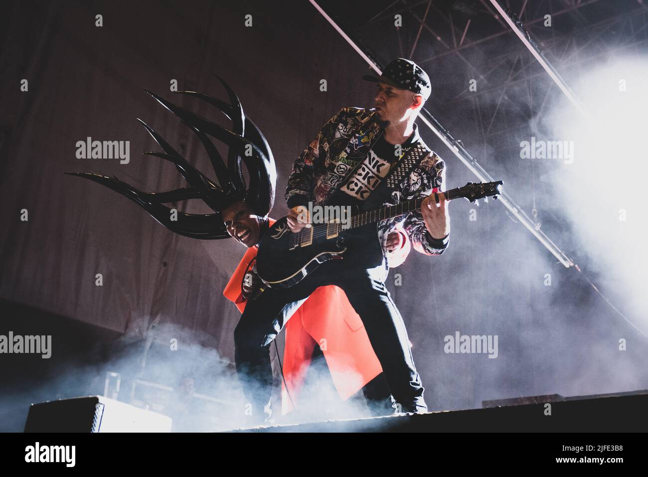 ITALIE, COLLEGNO, JUILLET 1st 2022: Skin (L) et Ace (R), chanteur et guitariste du groupe rock britannique “stunk Anansie”, en direct sur scène à l’édition 2022 du “Flowers Festival” pour la tournée “Celeding 25 Years” Banque D'Images