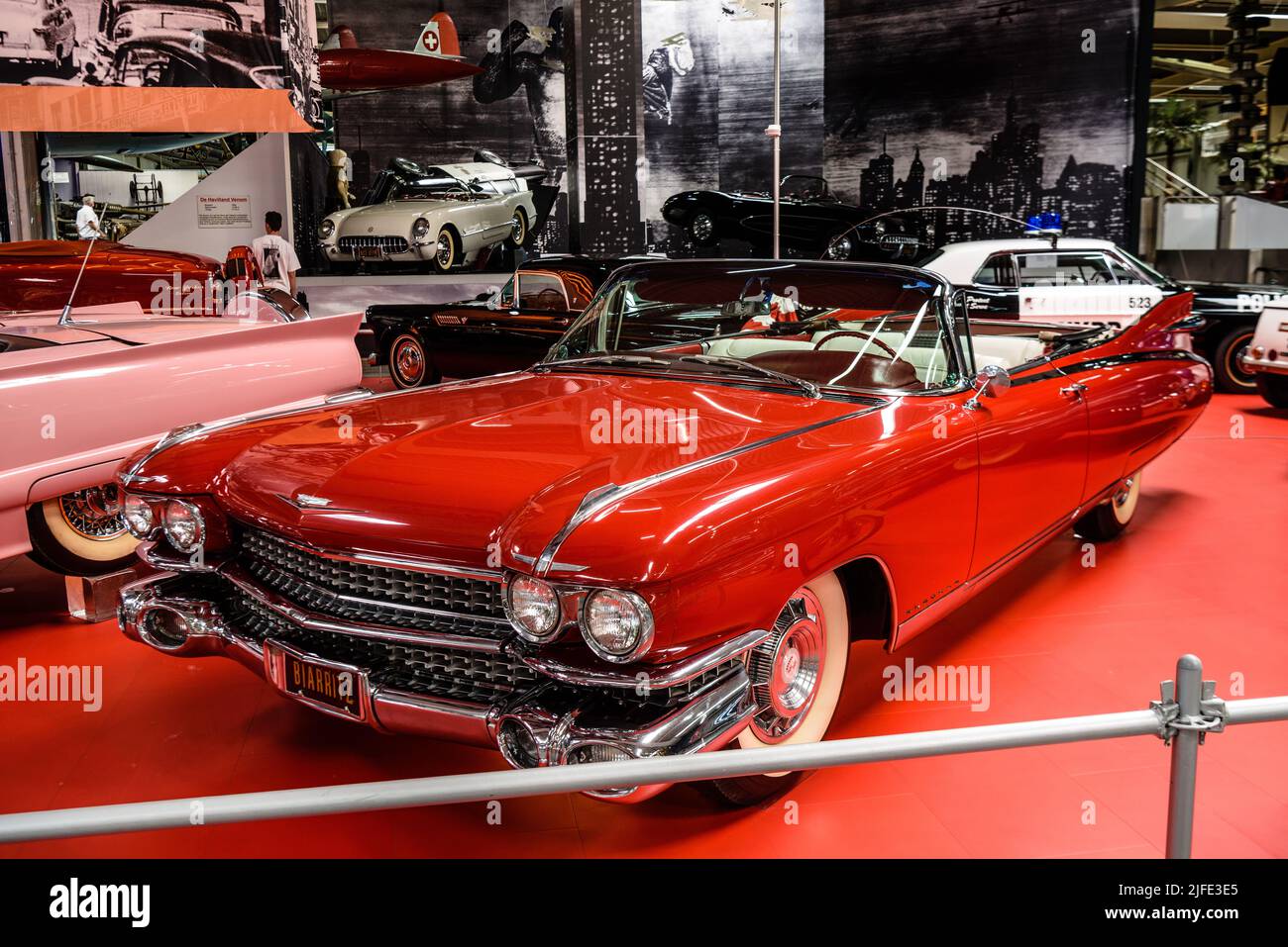 SINSHEIM, ALLEMAGNE - MAI 2022: Red cabrio Cadillac Eldorado Biarritz 6th génération 1963 Banque D'Images