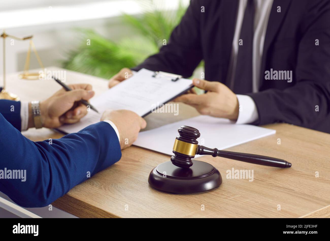 Avocat professionnel fournissant des services juridiques et aidant son client avec des documents Banque D'Images