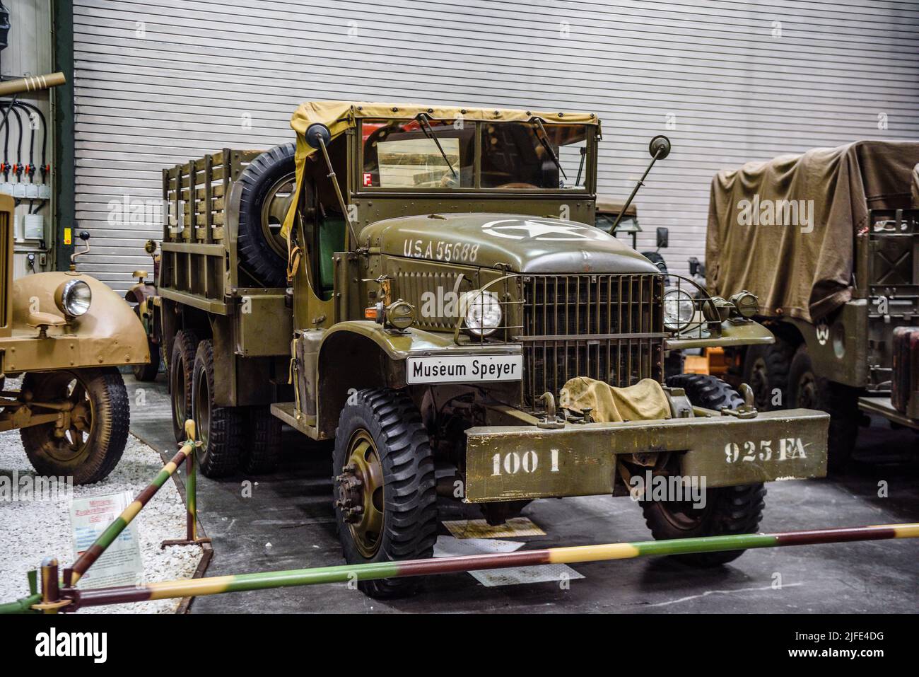 SINSHEIM, ALLEMAGNE - MAI 2022 : camion militaire moyen Kaki américain GMC CCKW 352 1942 104ps WW2 Banque D'Images