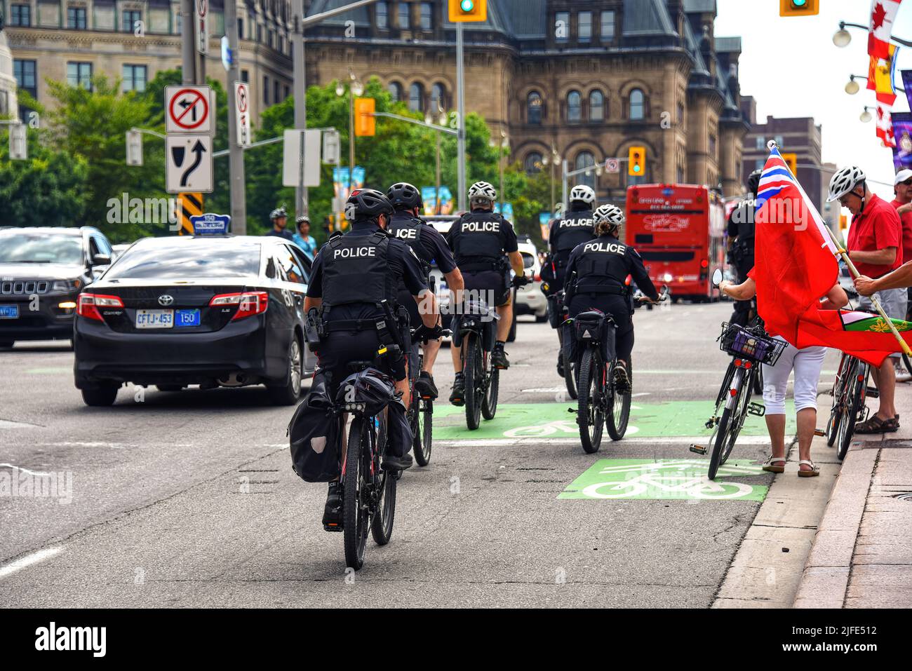 Ottawa, Canada - 1 juillet 2022 : les agents de police à vélo font partie d'une présence accrue de la police pour s'assurer que les célébrations de la fête du Canada ne sont pas perturbées par le mandat anti-vaccin et les manifestants théoriciens de la conspiration venus dans la ville pour protester. Banque D'Images