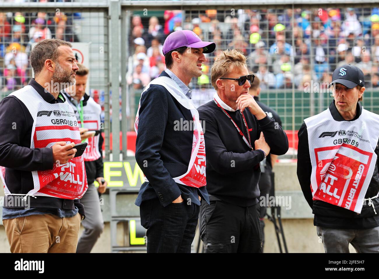 Silverstone, Royaume-Uni. 02nd juillet 2022. (De gauche à droite) : Joseph Kosinski (USA) cinéaste avec Jonathan Nichols (GBR) FOM. 02.07.2022. Championnat du monde de Formule 1, Rd 10, Grand Prix de Grande-Bretagne, Silverstone, Angleterre, Jour de qualification. Le crédit photo doit être lu : images XPB/Press Association. Crédit : XPB Images Ltd/Alamy Live News Banque D'Images