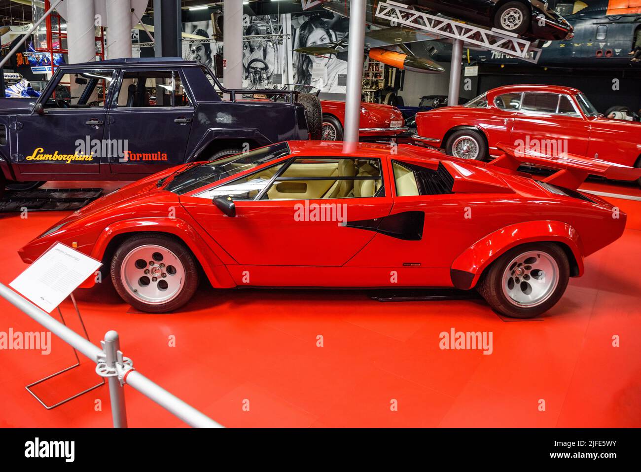 SINSHEIM, ALLEMAGNE - MAI 2022: Red Lamborghini Countach LP 500 S voiture de sport 1986 455ps Banque D'Images