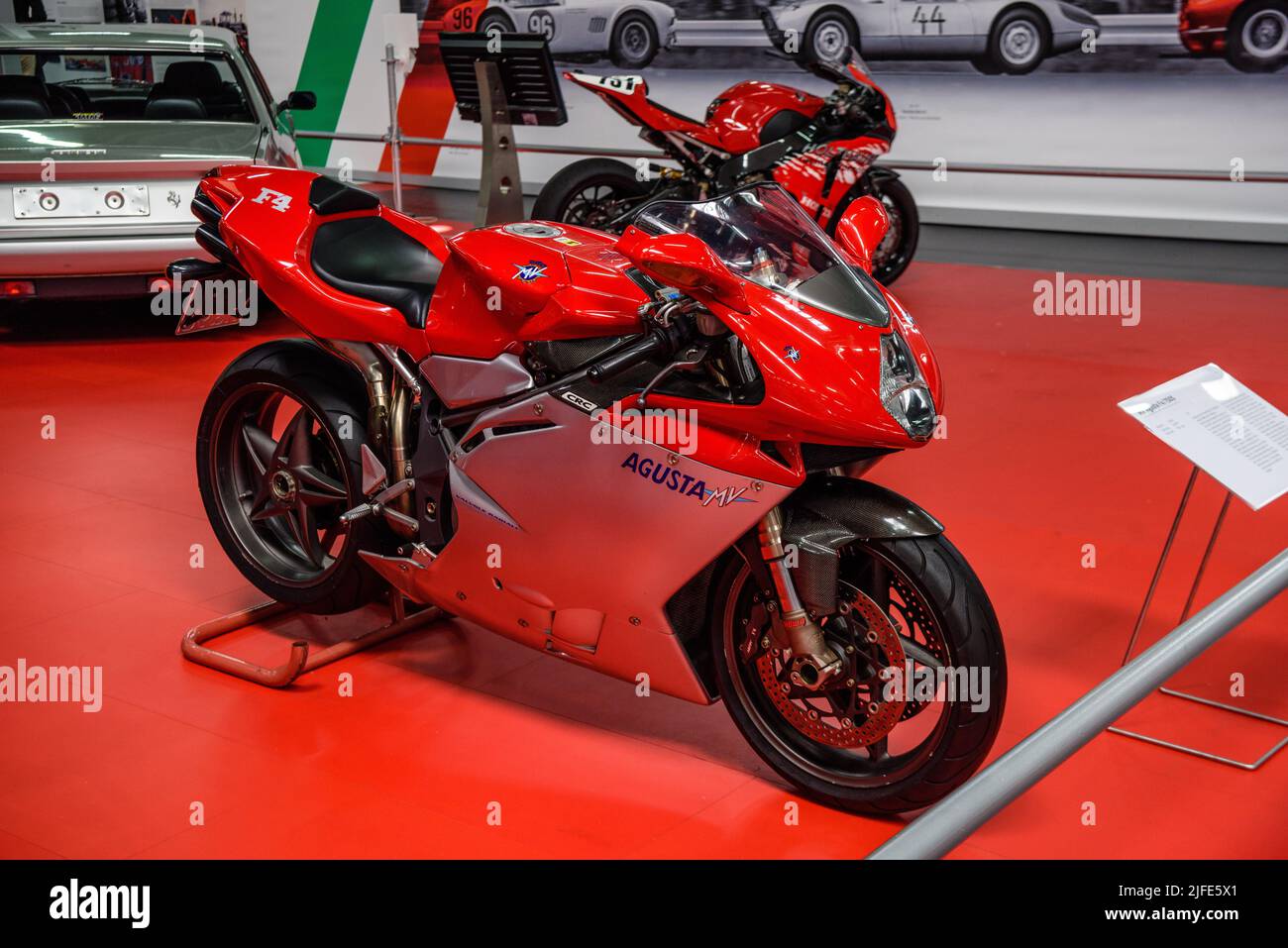 SINSHEIM, ALLEMAGNE - MAI 2022: Rouge sports moto moto MV Agusta F4 750S 2000 126ps Banque D'Images