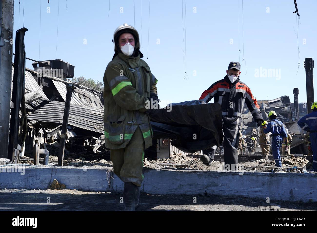 KREMENCHUK, UKRAINE - 28 JUIN 2022 - les sauveteurs ont dégagé les décombres après que deux missiles russes ont frappé le centre commercial Amstor avec environ 1 000 civils à l'intérieur Banque D'Images