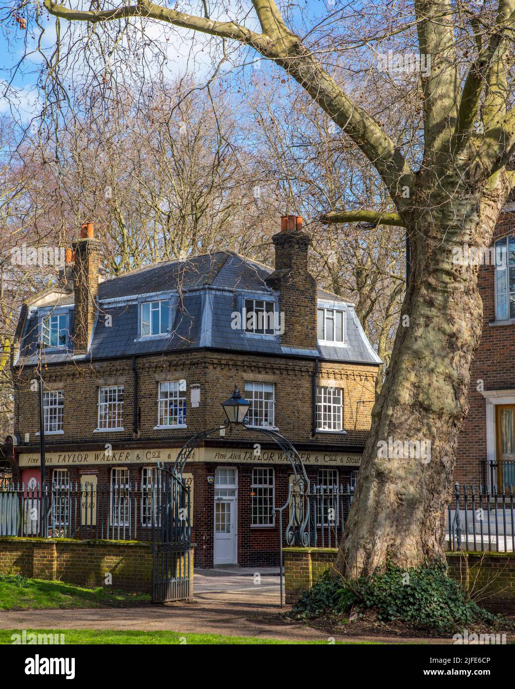 Londres, Royaume-Uni - 17 mars 2022: L'ancien pub victorien - le café Turks Head, vu de l'ancien cimetière de l'église Saint-Jean à Wapping, Londres, Royaume-Uni. Banque D'Images