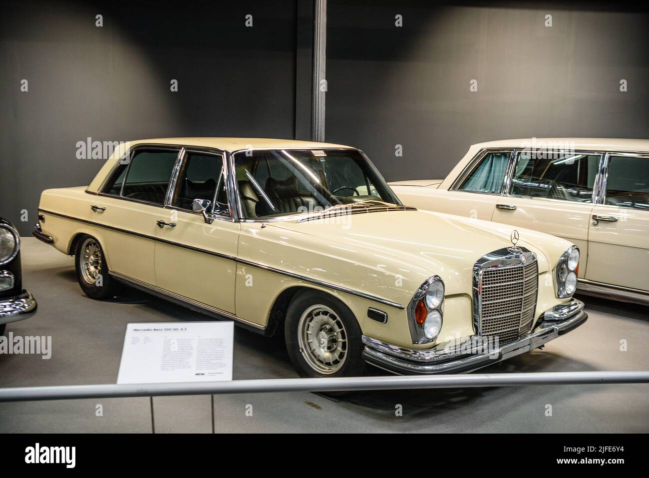 SINSHEIM, ALLEMAGNE - MAI 2022 : Mercedes Benz blanche 300 SEL 6,3 1970 250ps Banque D'Images