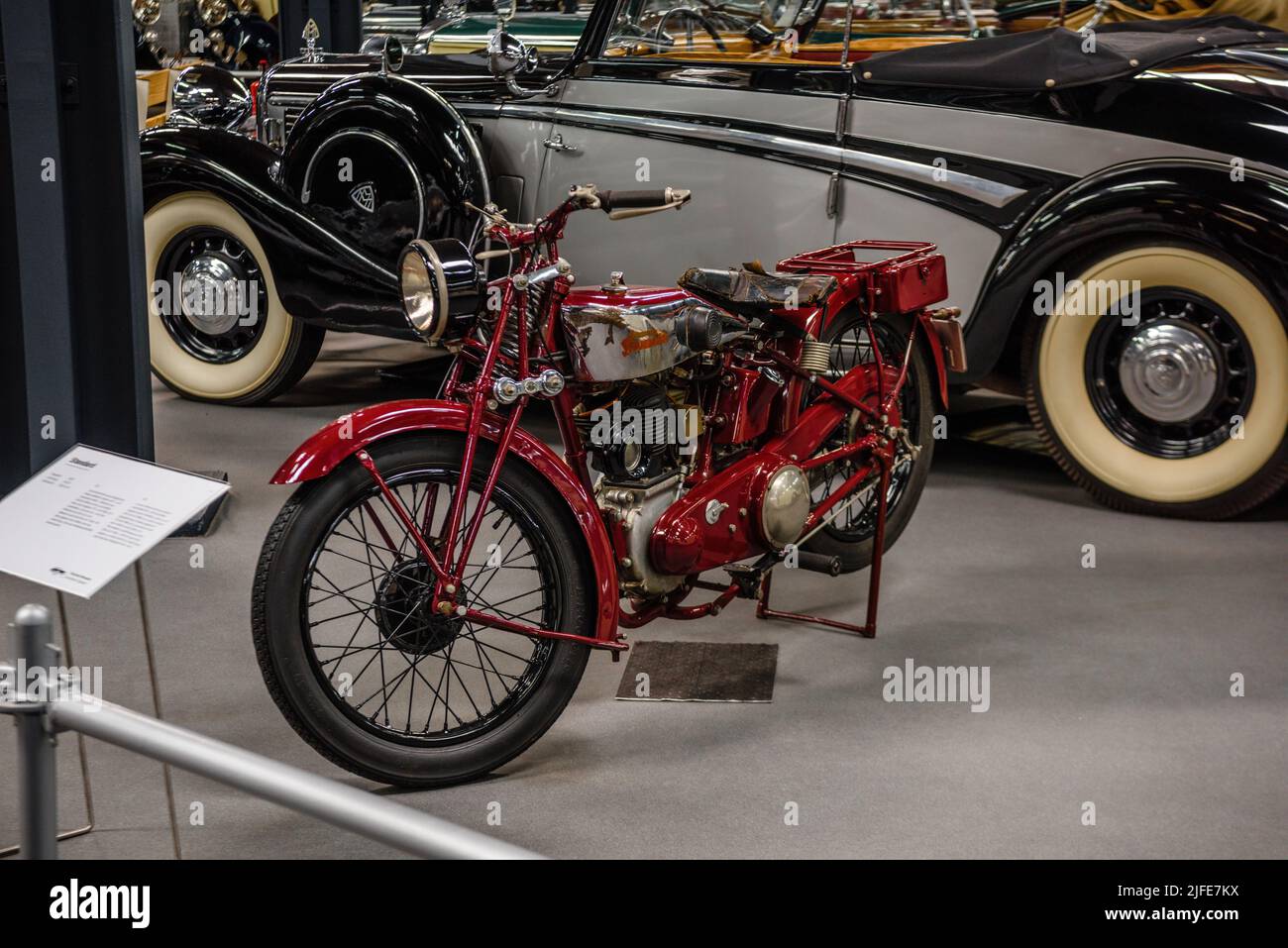 SINSHEIM, ALLEMAGNE - MAI 2022: Rouge moto standard. Banque D'Images