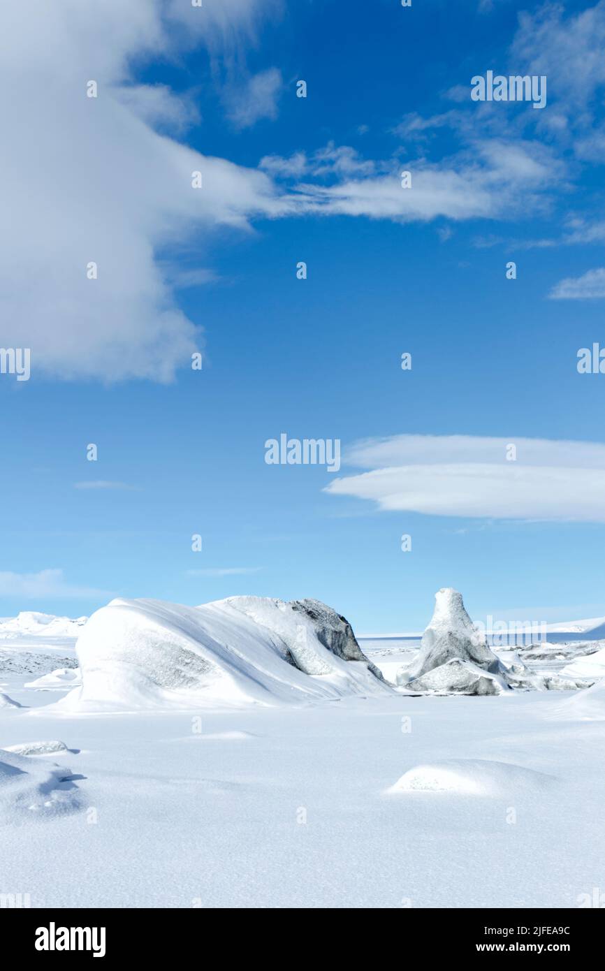 Fjallsarlon, un petit et beau lagon de glacier criblé de glace situé dans le parc national de Vatnajokull lors d'une journée d'hiver lumineuse et ensoleillée avec un ciel bleu Banque D'Images