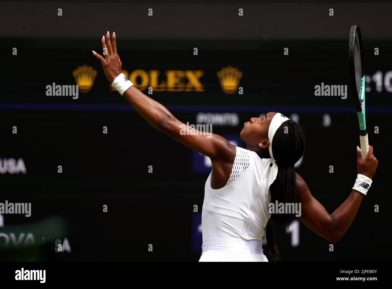 2 juillet 2022 - Londres. Numéro 11 de semence Coco Gauff servant pendant ses trois perte de jeu à l'américaine Amanda Anisimova confrère sur le Centre court à Wimbledon aujourd'hui. Crédit : Adam Stoltman/Alamy Live News Banque D'Images