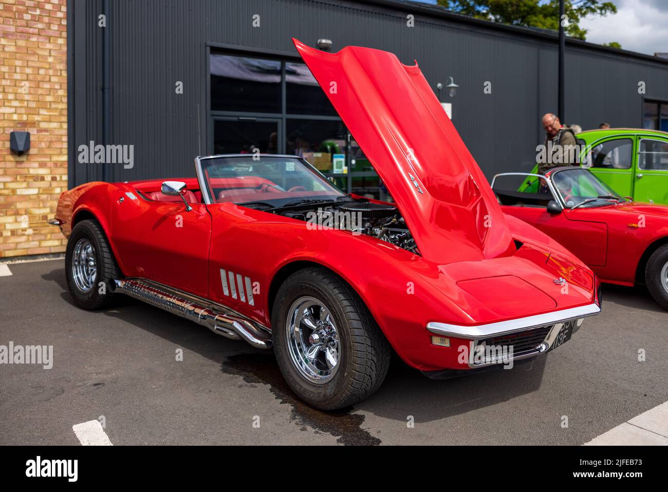 La Corvette 1968 de Chevrolet « VBJ 113F » exposée au Scramble de juin qui s'est tenu au Bicester Heritage Centre le 19th juin 2022 Banque D'Images