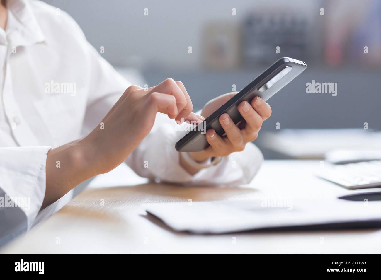 Photo en gros plan des mains des femmes au téléphone, femme d'affaires au travail. Banque D'Images