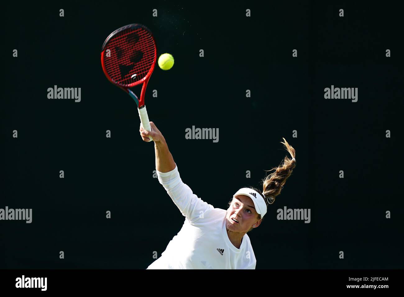 Elena Rybakina servant contre Qinwen Zheng pendant le sixième jour des Championnats de Wimbledon 2022 au All England Lawn tennis and Croquet Club, Wimbledon. Date de la photo: Samedi 2 juillet 2022. Banque D'Images