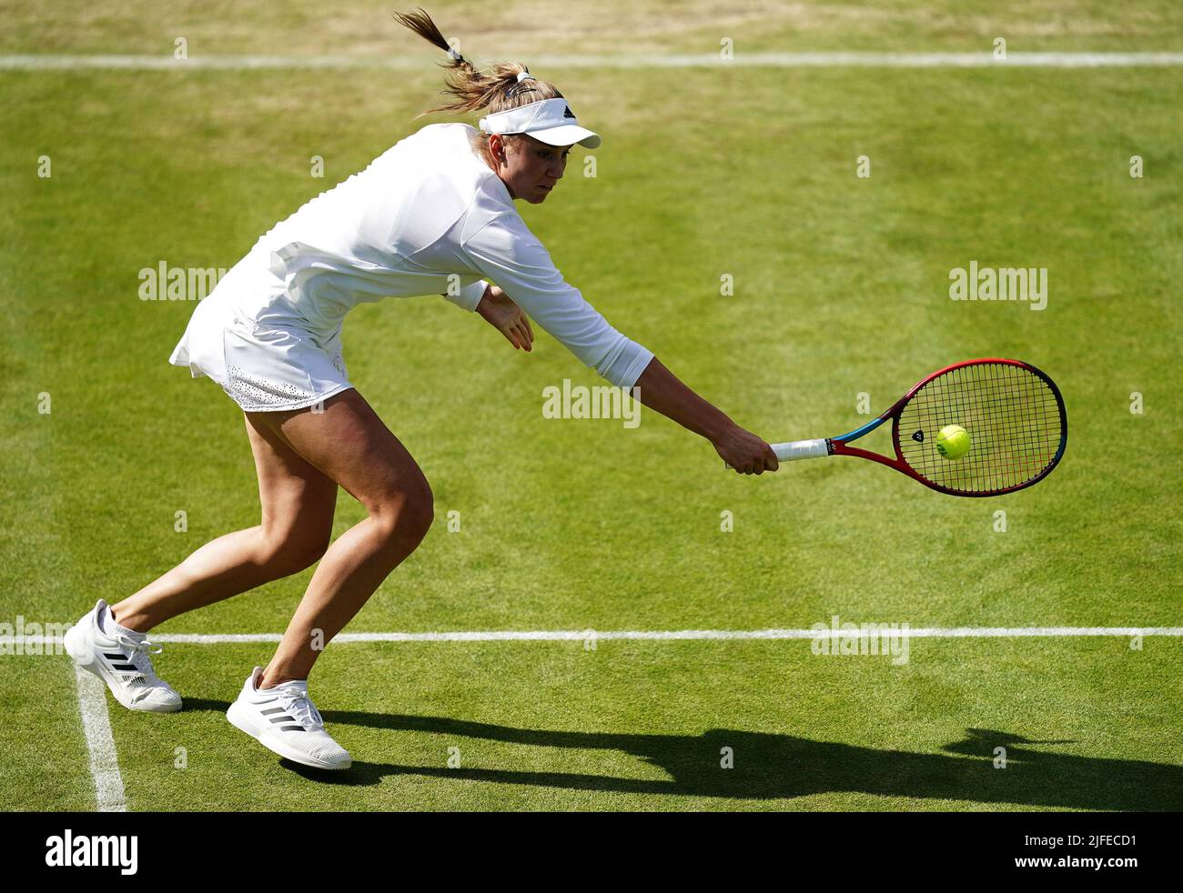 Elena Rybakina servant contre Qinwen Zheng pendant le sixième jour des Championnats de Wimbledon 2022 au All England Lawn tennis and Croquet Club, Wimbledon. Date de la photo: Samedi 2 juillet 2022. Banque D'Images