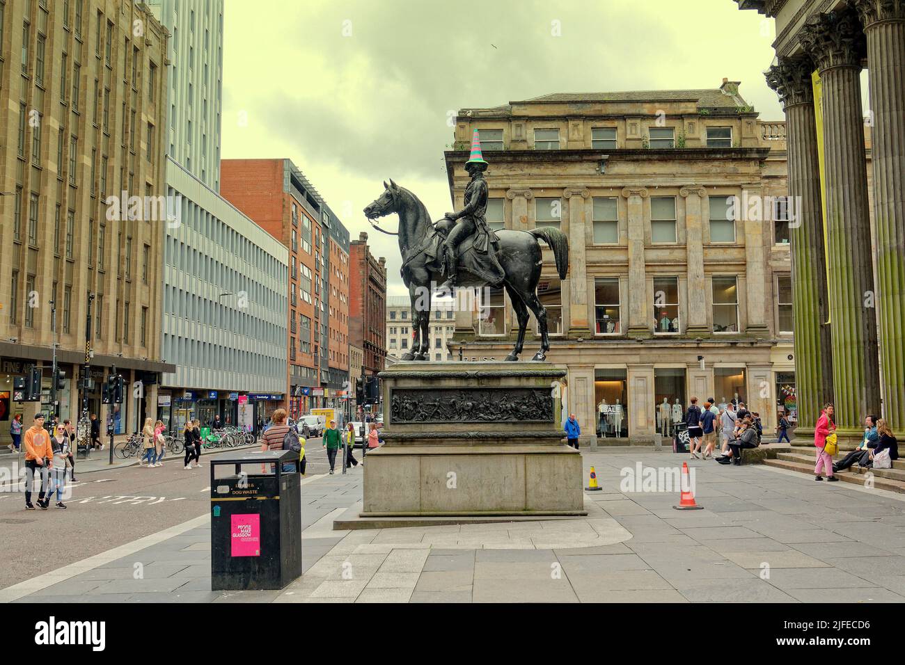 Glasgow, Écosse, Royaume-Uni 2nd juillet 2022. L'homme à tête conique reçoit un chapeau transgenre comme symbole de la ville le duc de la statue de wellington obtient un chapeau pour la semaine gay en couleurs transgenres. Le drapeau de fierté transgenre a été créé par la trans-femme américaine Monica Helms en 1999, et a été présenté pour la première fois lors d'un défilé de fierté à Phoenix, Arizona, États-Unis en 2000 crédit Gerard Ferry/Alay Live News Banque D'Images