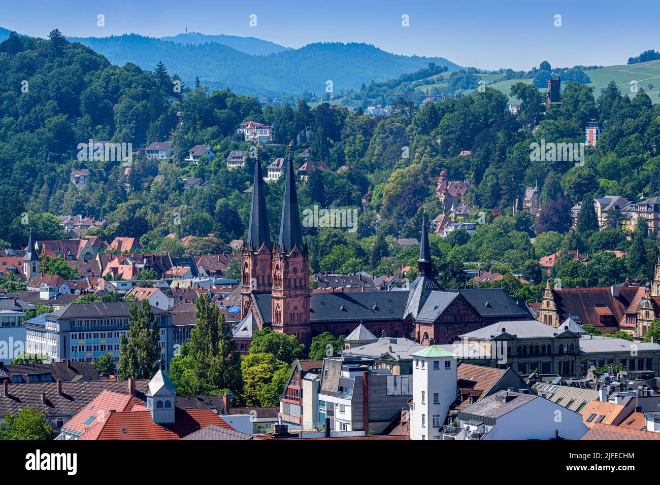 Panorama de la ville de Fribourg im Breisgau avec église de l'église Saint-Jean au premier plan, Allemagne, Europe Banque D'Images