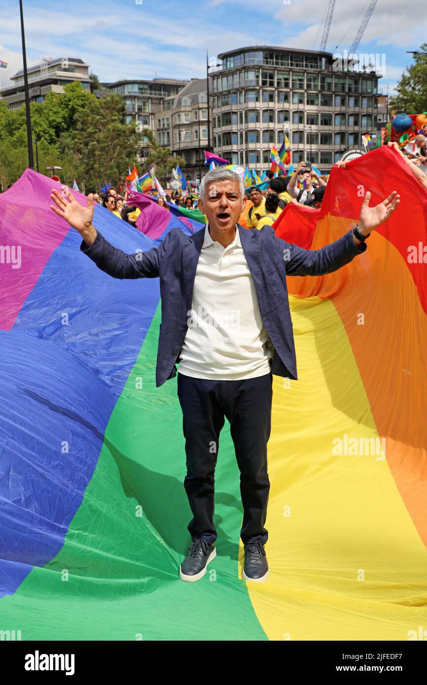 Londres, Royaume-Uni. 2nd juillet 2022. Maire de Londres, Sadiq Khan à la parade de la fierté à Londres. Plus de 30 000 participants ont participé à la parade de la fierté à Londres, célébrant 50 ans de protestation de la fierté et des LGBT. Crédit : Paul Brown/Alay Live News Banque D'Images