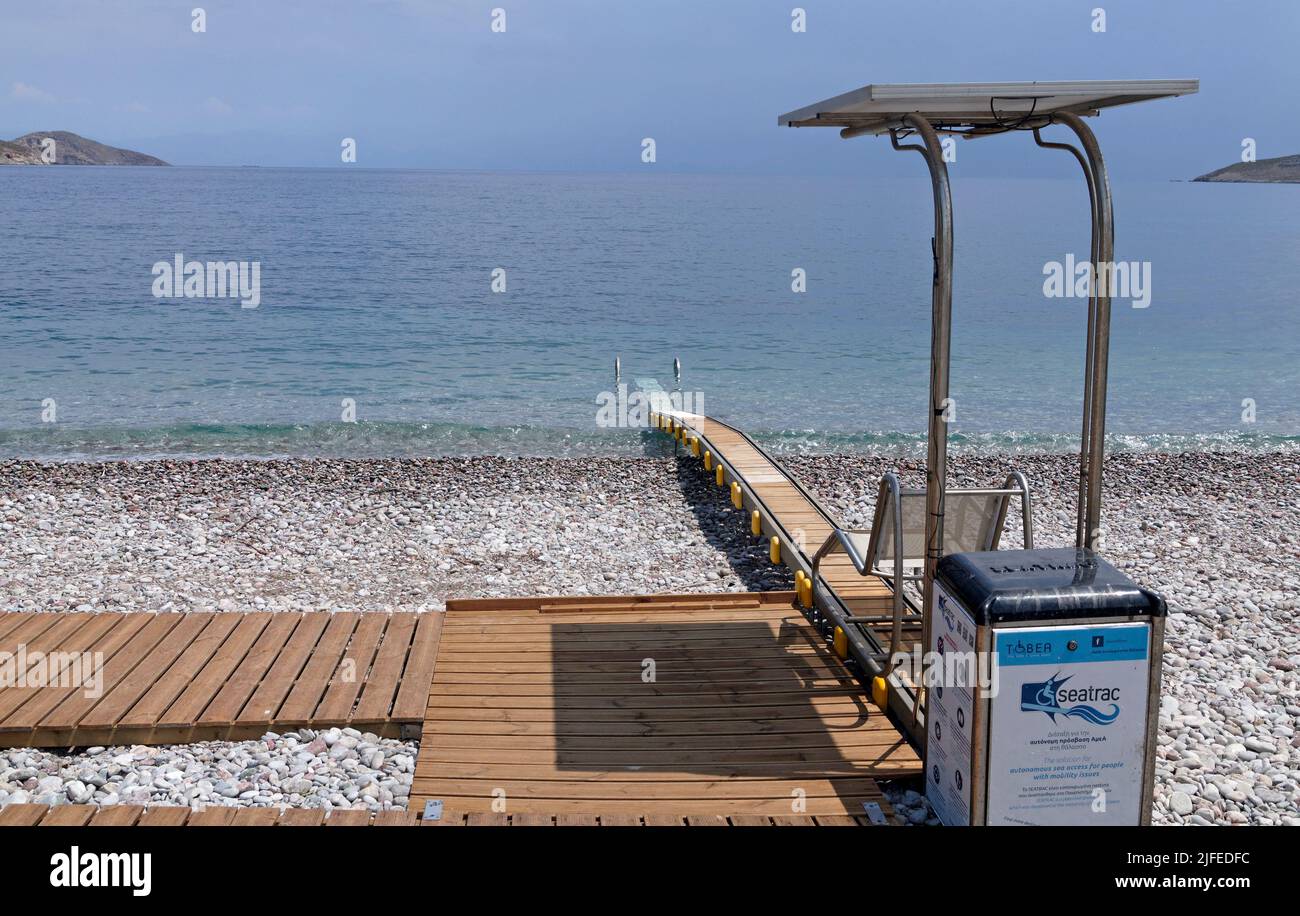 Aide à la mobilité Seatrac pour les nageurs pour entrer dans la mer. Île grecque de Tilos Banque D'Images