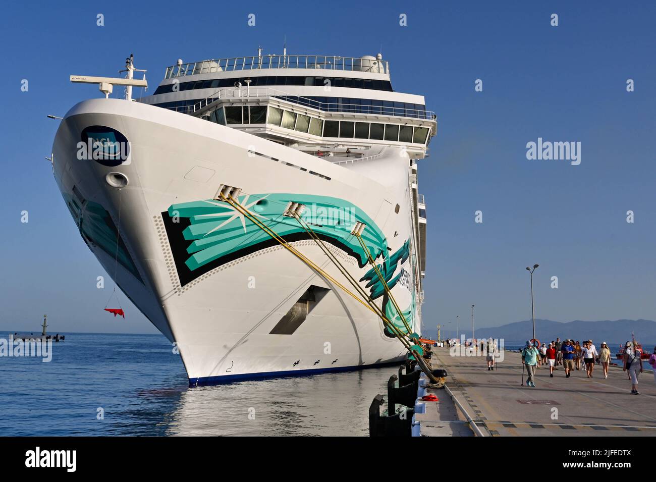 Kusadasi, Turquie - juin mai 2022 : passagers marchant le long de la jetée après avoir pris le bateau de croisière norvégien Jade, qui est exploité par NCL. Banque D'Images