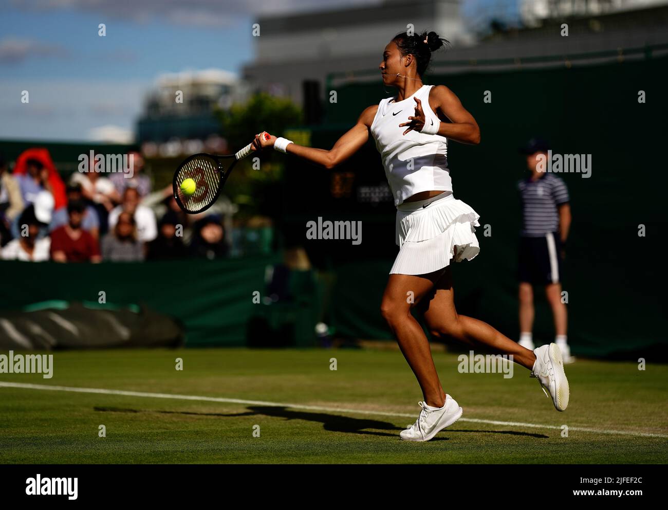 Qinwen Zheng lors de son match de troisième tour LadiesÕ Singles contre Elena Rybakina pendant le sixième jour des Championnats de Wimbledon 2022 au All England Lawn tennis and Croquet Club, Wimbledon. Date de la photo: Samedi 2 juillet 2022. Banque D'Images