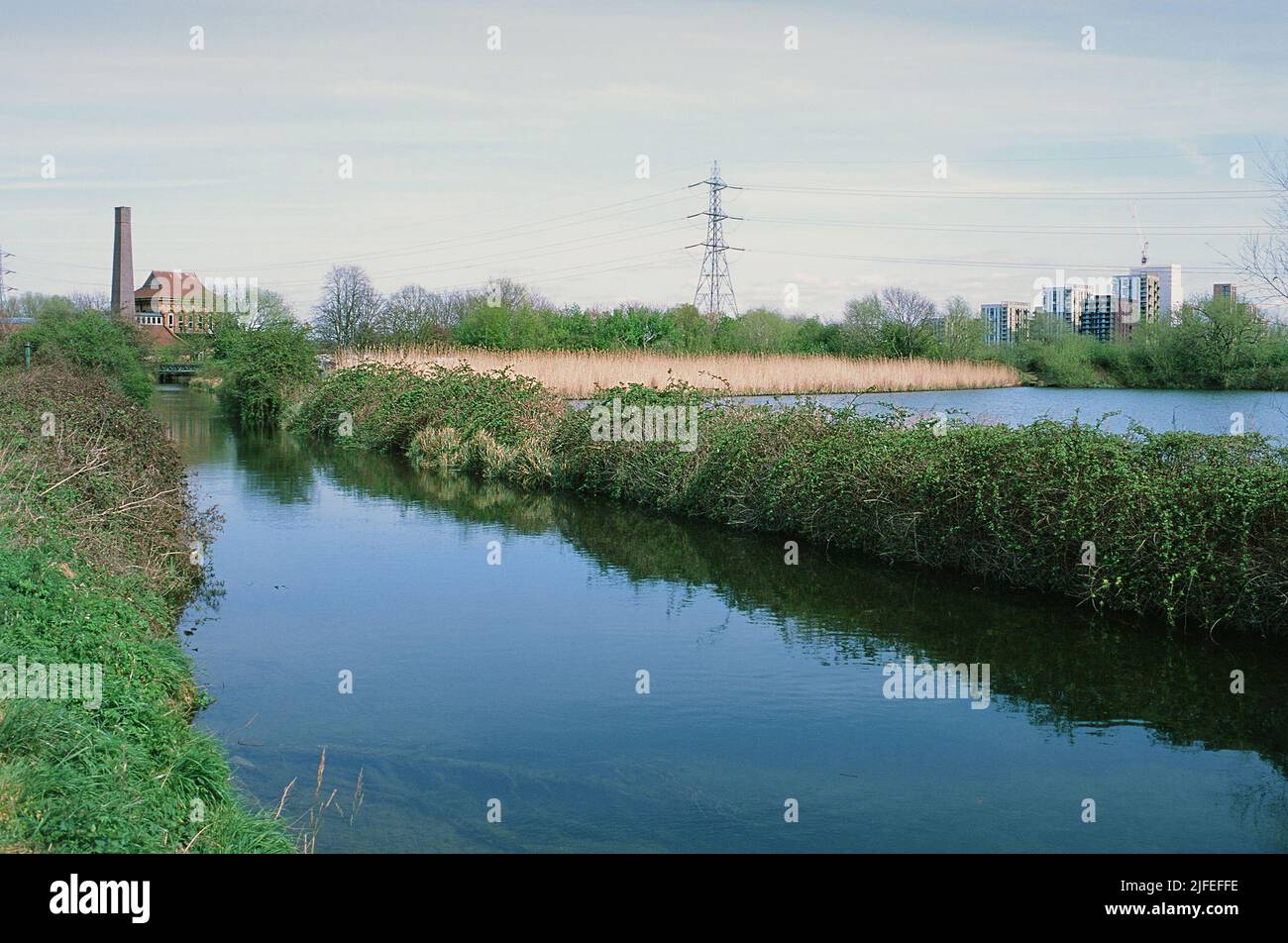 Le ruisseau Coppermill au printemps sur Walthamstow Wetlands, dans le nord de Londres, en regardant vers le bâtiment Engine House Banque D'Images