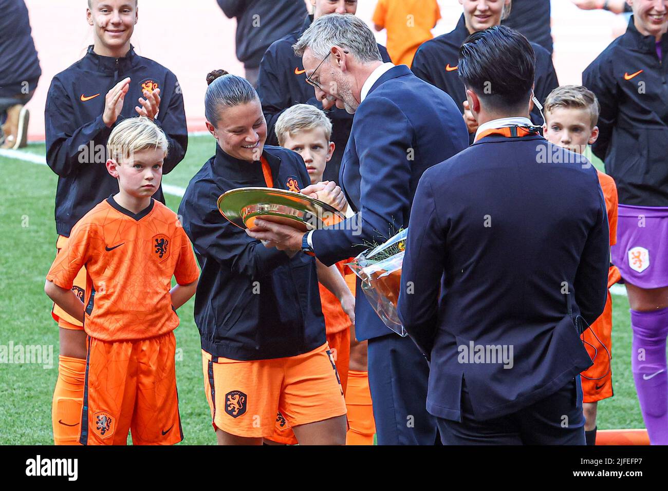 ENSCHEDE, PAYS-BAS - JUILLET 2 : Sherida Spitse des pays-Bas reçoit un prix pour avoir remporté 200 matchs internationaux lors du match international entre les pays-Bas et la Finlande à de Grolsch Veste on 2 juillet 2022 à Enschede, pays-Bas (photo de Pieter van der Woude/Orange Pictures) Banque D'Images