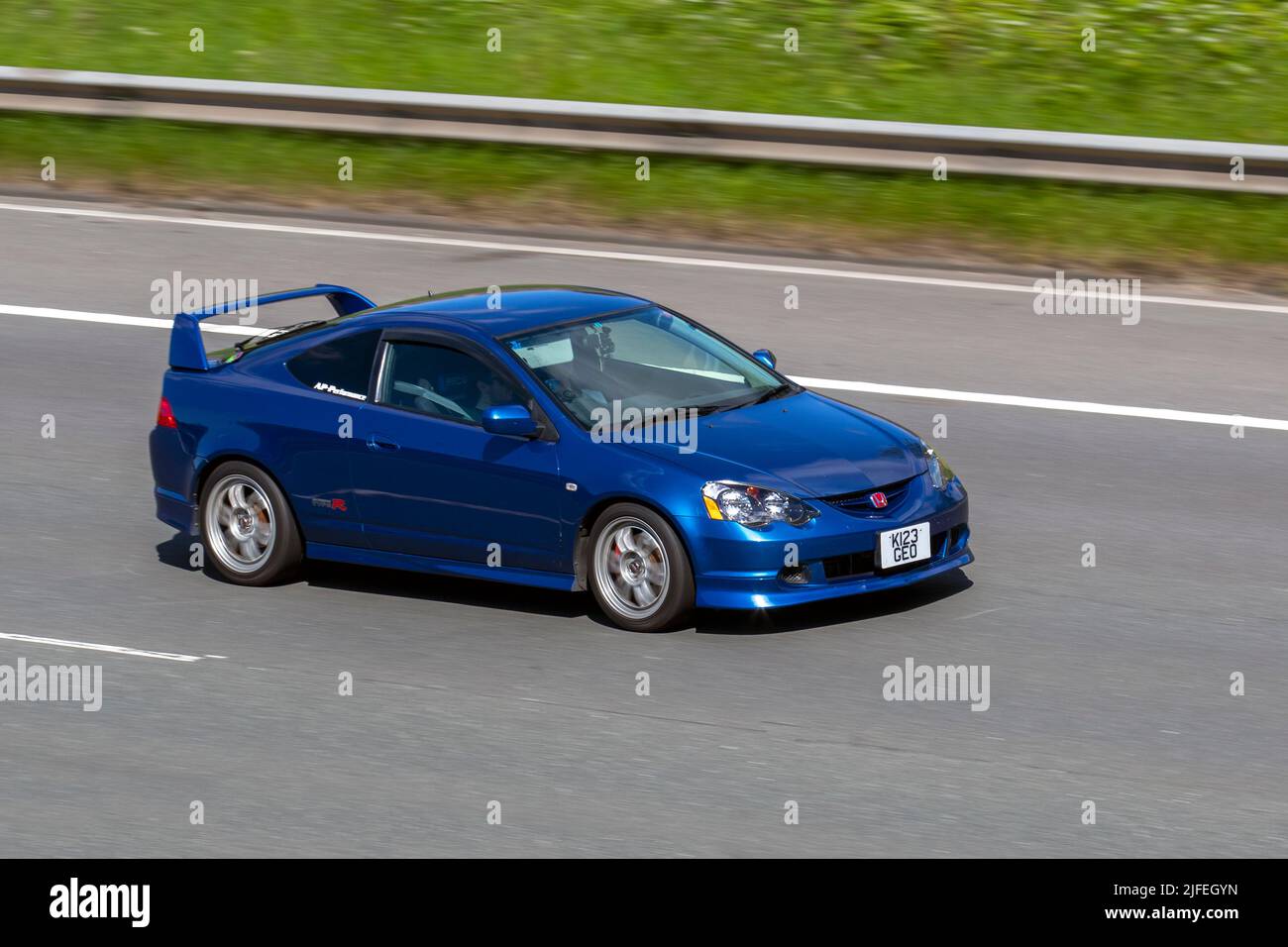 2002 Bleu Honda Integra Type 2 2000cc essence AP performance moteur avant, coupé traction avant ; sur l'autoroute M61, Manchester, Royaume-Uni Banque D'Images