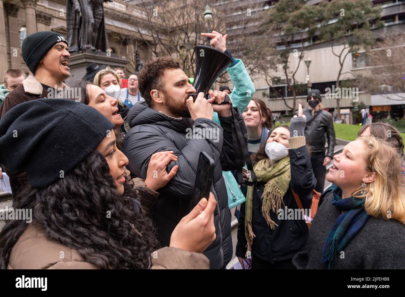 Melbourne, Australie. 02nd juillet 2022. Un militant chrétien anti-avortement est poussé par des manifestants pro-choix pendant la manifestation. Des foules de manifestants et de partisans pro-choix ont réagi à la décision de la Cour suprême des États-Unis d'annuler Roe c. Wade et d'abolir le droit constitutionnel à l'avortement aux États-Unis. Crédit : SOPA Images Limited/Alamy Live News Banque D'Images