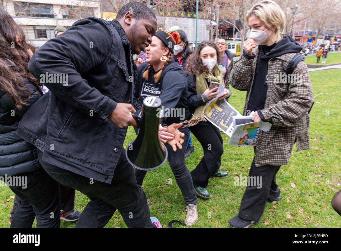 Melbourne, Australie. 02nd juillet 2022. Un militant chrétien anti-avortement lutte avec des manifestants pro-choix pendant la manifestation. Des foules de manifestants et de partisans pro-choix ont réagi à la décision de la Cour suprême des États-Unis d'annuler Roe c. Wade et d'abolir le droit constitutionnel à l'avortement aux États-Unis. Crédit : SOPA Images Limited/Alamy Live News Banque D'Images