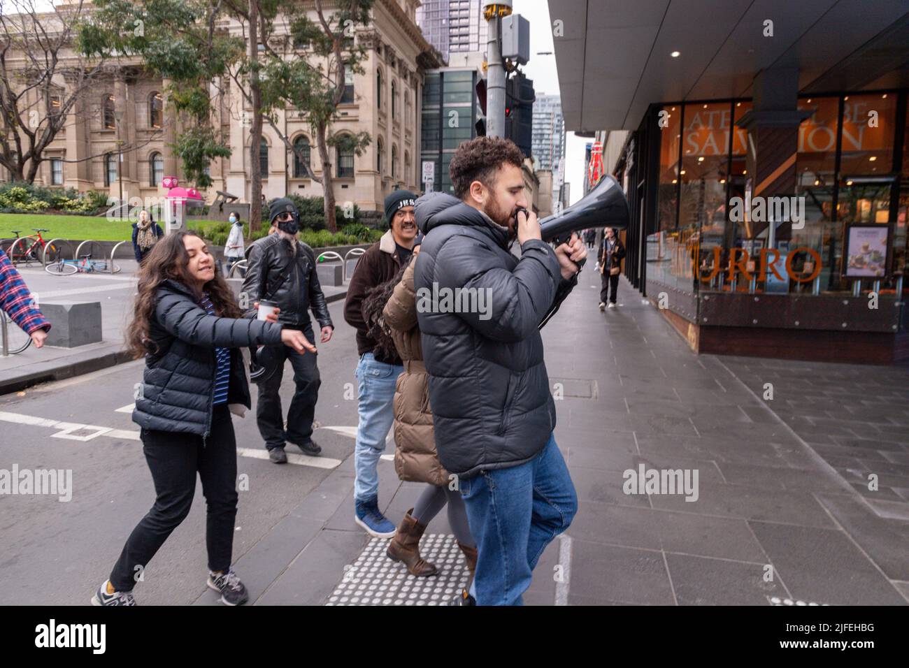 Melbourne, Australie. 02nd juillet 2022. Un militant chrétien anti-avortement est poussé par des manifestants pro-choix pendant la manifestation. Des foules de manifestants et de partisans pro-choix ont réagi à la décision de la Cour suprême des États-Unis d'annuler Roe c. Wade et d'abolir le droit constitutionnel à l'avortement aux États-Unis. Crédit : SOPA Images Limited/Alamy Live News Banque D'Images
