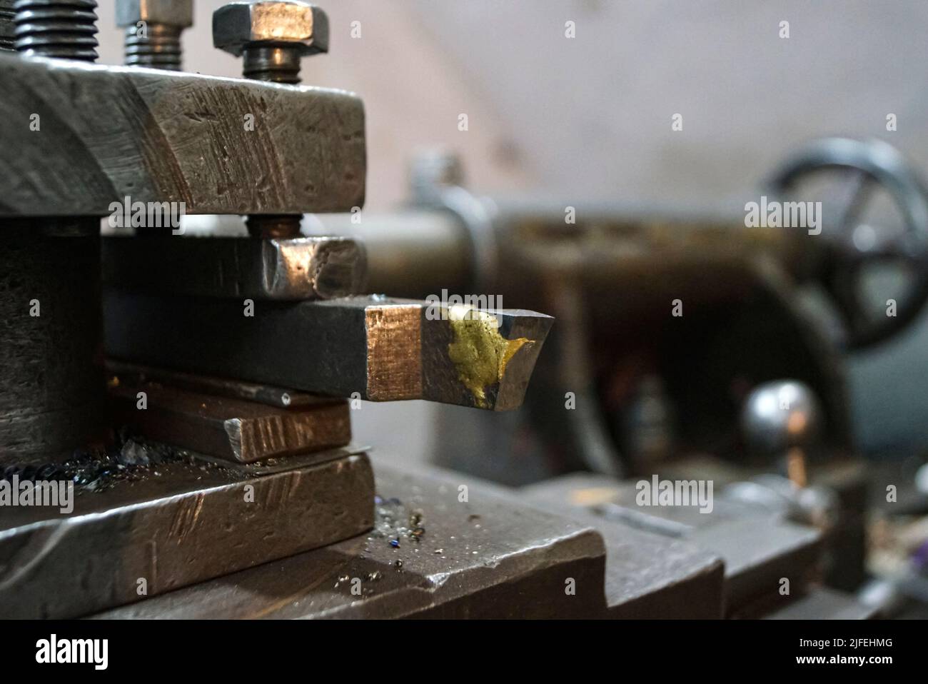 Gros plan d'une fraise métallique de l'ancienne machine de tournage. Machines industrielles d'époque dans une ancienne usine. Banque D'Images