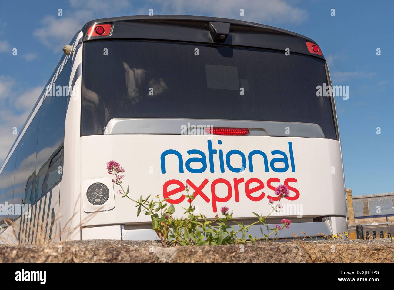 Penzance, Cornwall, Angleterre, Royaume-Uni. 2022. Gare routière de Penzance avec un bus National Express situé derrière un mur de sécurité. Banque D'Images