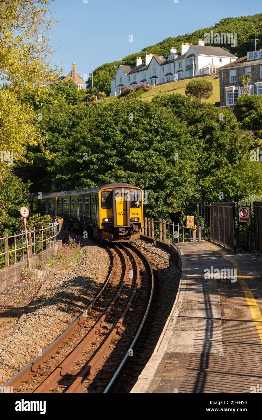 St. Ives, Cornouailles, Angleterre, Royaume-Uni. 2022. Train de voyageurs de la ligne directe arrivant à la gare de St Ives depuis St Erth. La ligne St Ives Bay. Banque D'Images