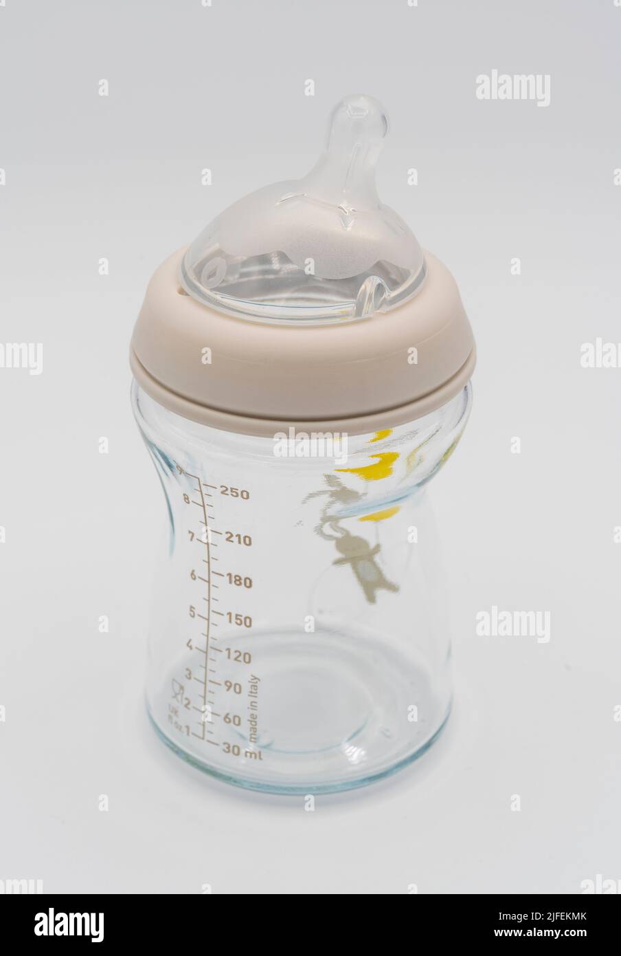 Le biberon est coupé sur fond blanc Banque D'Images
