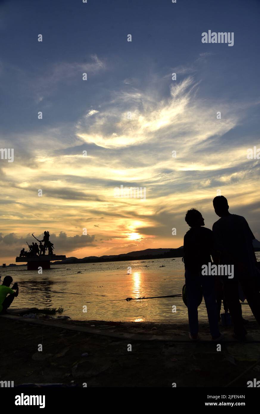 Guwahati, Guwahati, Inde. 2nd juillet 2022. Les jeunes se dirigent vers l'élévation du niveau d'eau de la rivière Brahamputra qui coule au-dessus du niveau de danger pendant le coucher du soleil à Guwahati Assam Inde le samedi 2nd juillet 2022 (Credit image: © Dasarath Deka/ZUMA Press Wire) Banque D'Images